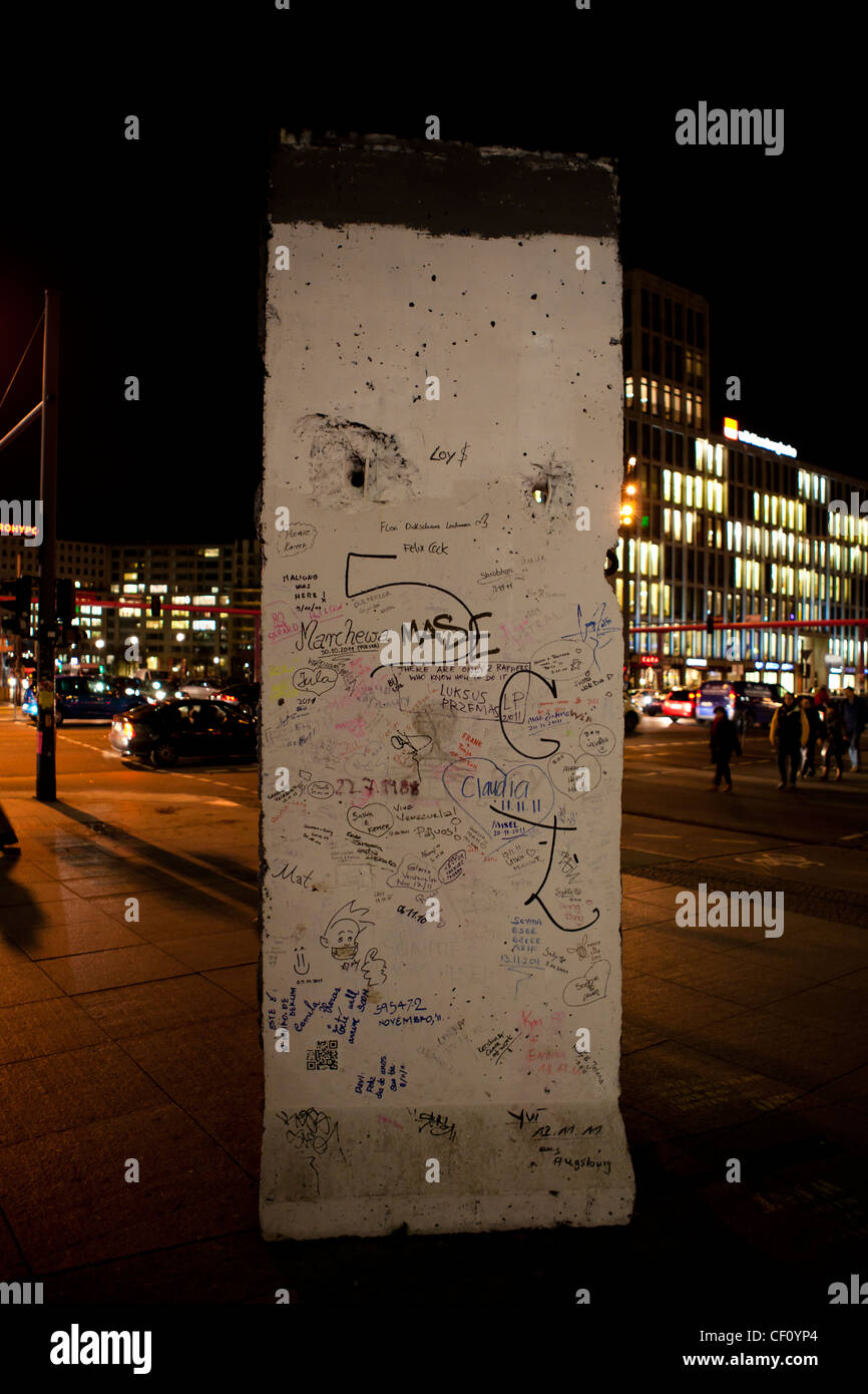 Segmento del muro di Berlino in Potsdamer Platz di Berlino, Germania. Ancora nella sua posizione originale. Foto Stock