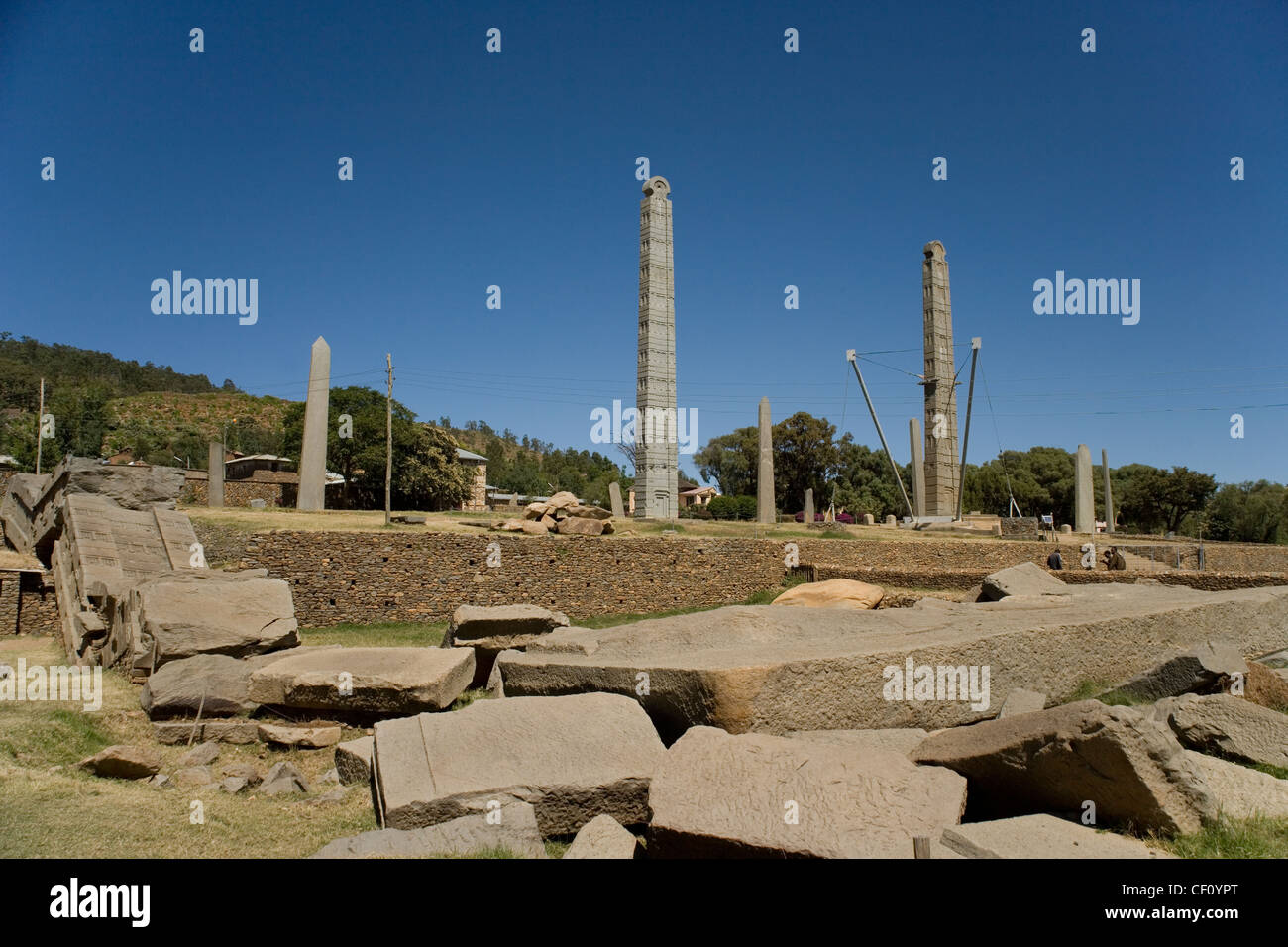 Stele sia in piedi e caduti ad Axum o Aksum in Etiopia Foto Stock