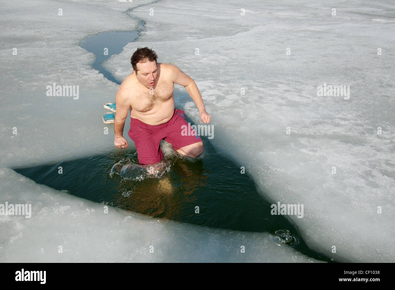 Uomo di nuoto nel foro di ghiaccio, Odessa, Ucraina, Europa orientale, Europa Foto Stock