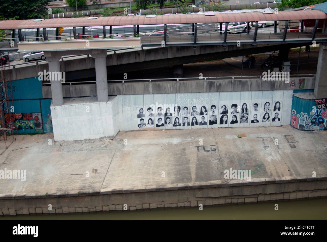 Graffiti e fotografie sulla parete nella città di KL. Foto Stock