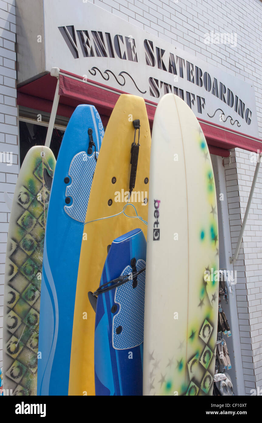 Tavole da surf in vendita a Venezia lo skateboard stuff a Venice Beach in  California Foto stock - Alamy