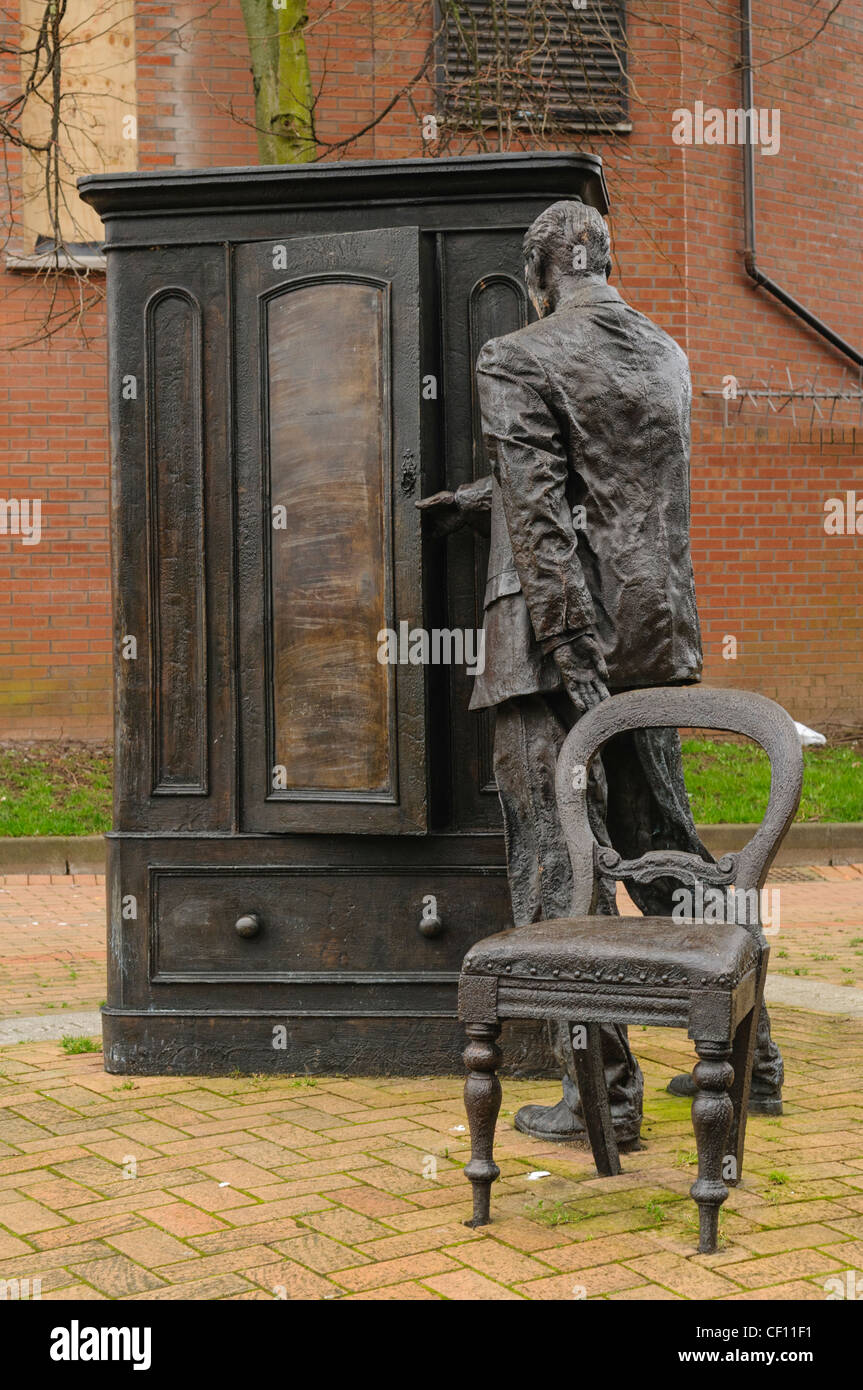 CS Lewis statua in bronzo a Belfast, commemorando il leone, la strega e l'armadio Foto Stock