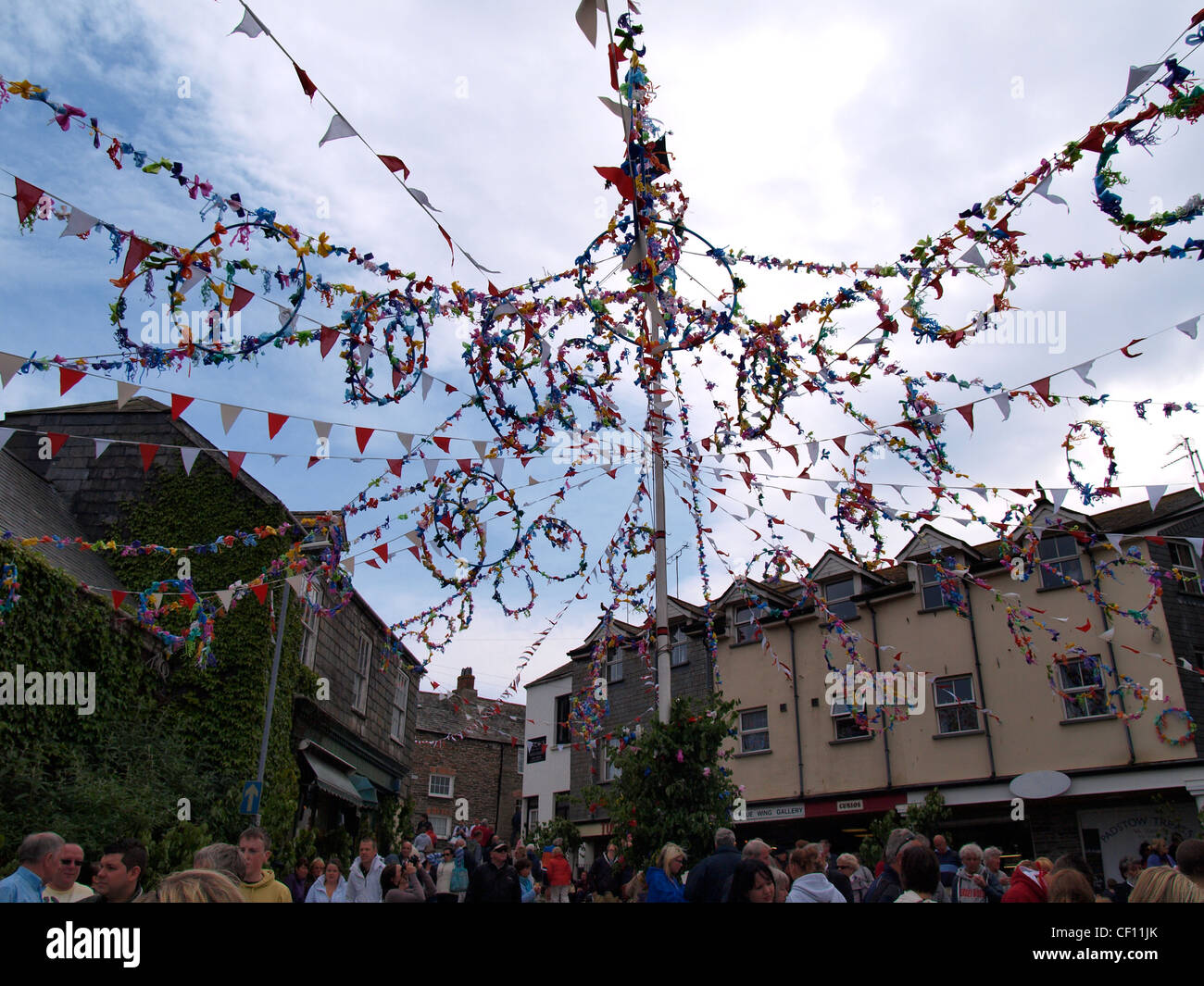 Decorazione per strada durante la Obby Oss alle celebrazioni del giorno a Padstow, Cornwall, Regno Unito Foto Stock