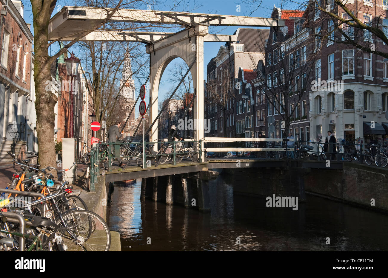 Un ponte 'bilanciato' sul canale Groenburgwal sulla Staalstraat nel centro di Amsterdam, nei Paesi Bassi. Questi sono anche noti come ponti a bastione Foto Stock