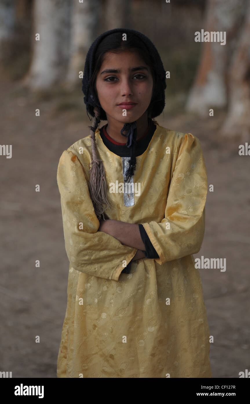 Una piccola bambina indossa un foulard nero presso il villaggio di pescatori, nei pressi di Fateh Jang, Punjab, Pakistan Foto Stock