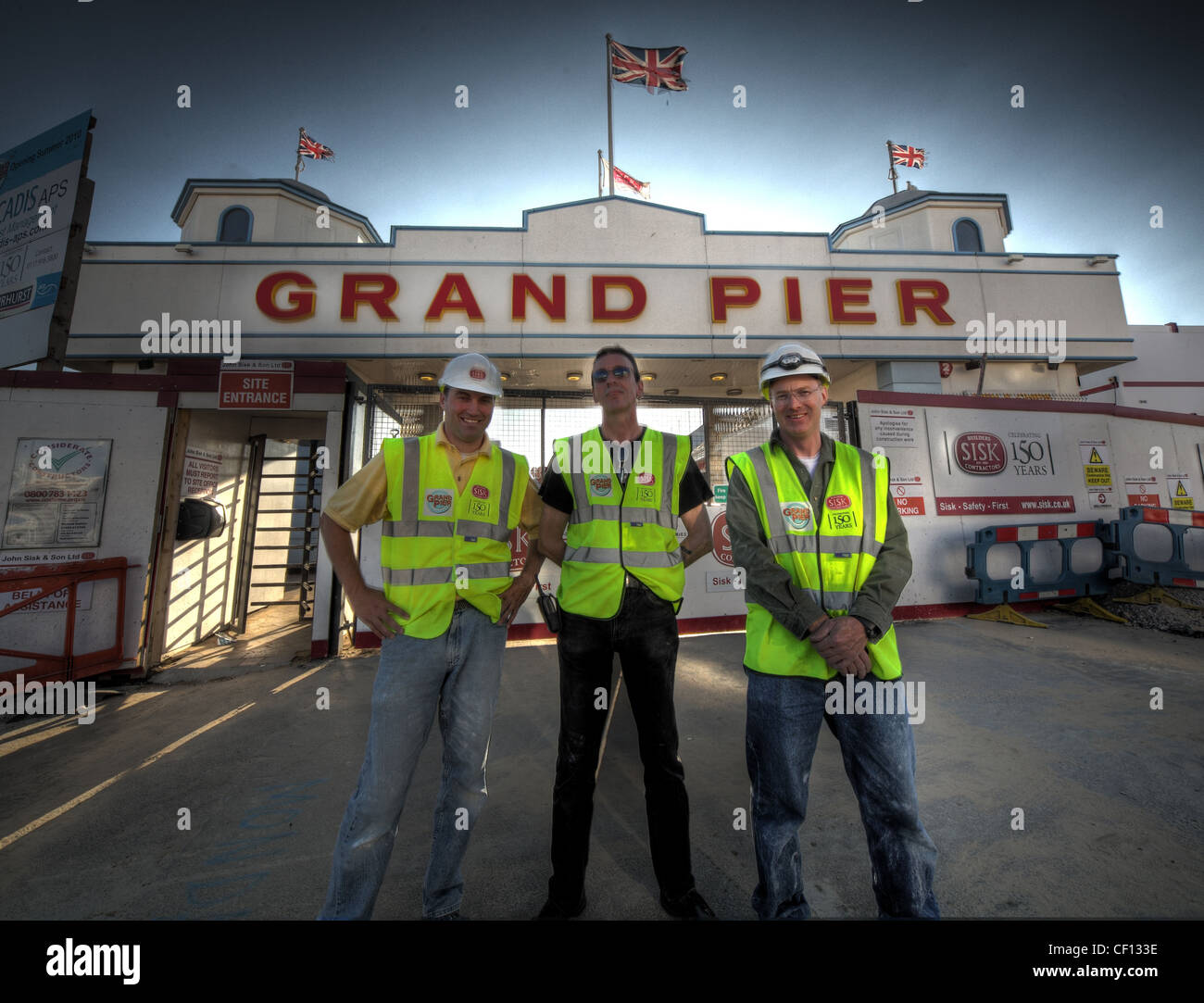 Lavoratori edili mettendo i tocchi finali al Grand Pier, distrutto da un incendio, a Weston Super Mare , Avon , Inghilterra REGNO UNITO Foto Stock