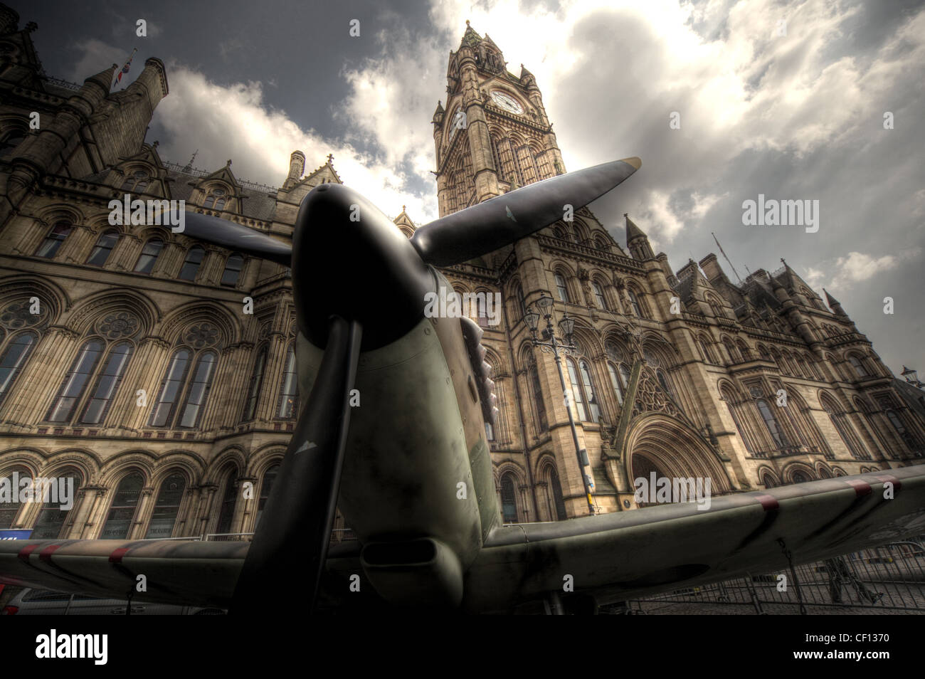 Spitfire aerei di fronte Manchester town hall e Albert Square, Lancashire England Regno Unito Foto Stock