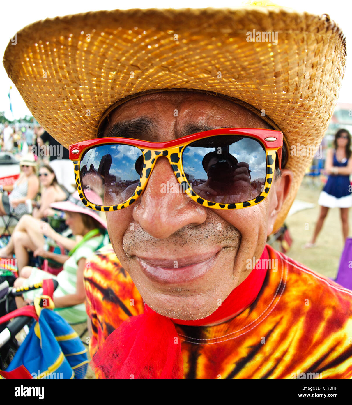 Vestiti vivaci festival goer presso il Festival del Jazz e del Patrimonio Culturale di New Orleans, LA. Foto Stock