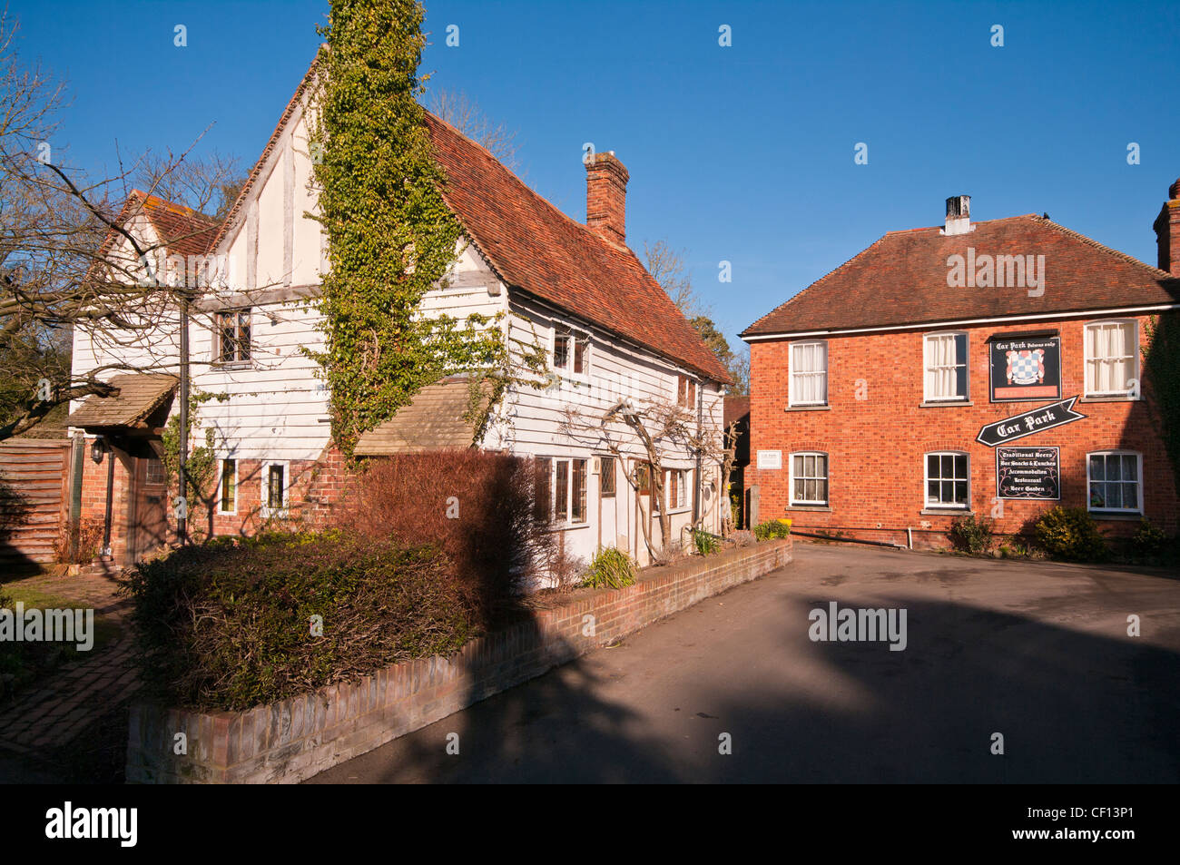 Il Chequers Inn e una grande staccata Cottage di campagna Casa acqua Lane Smarden Kent REGNO UNITO Villaggio Villaggi Foto Stock