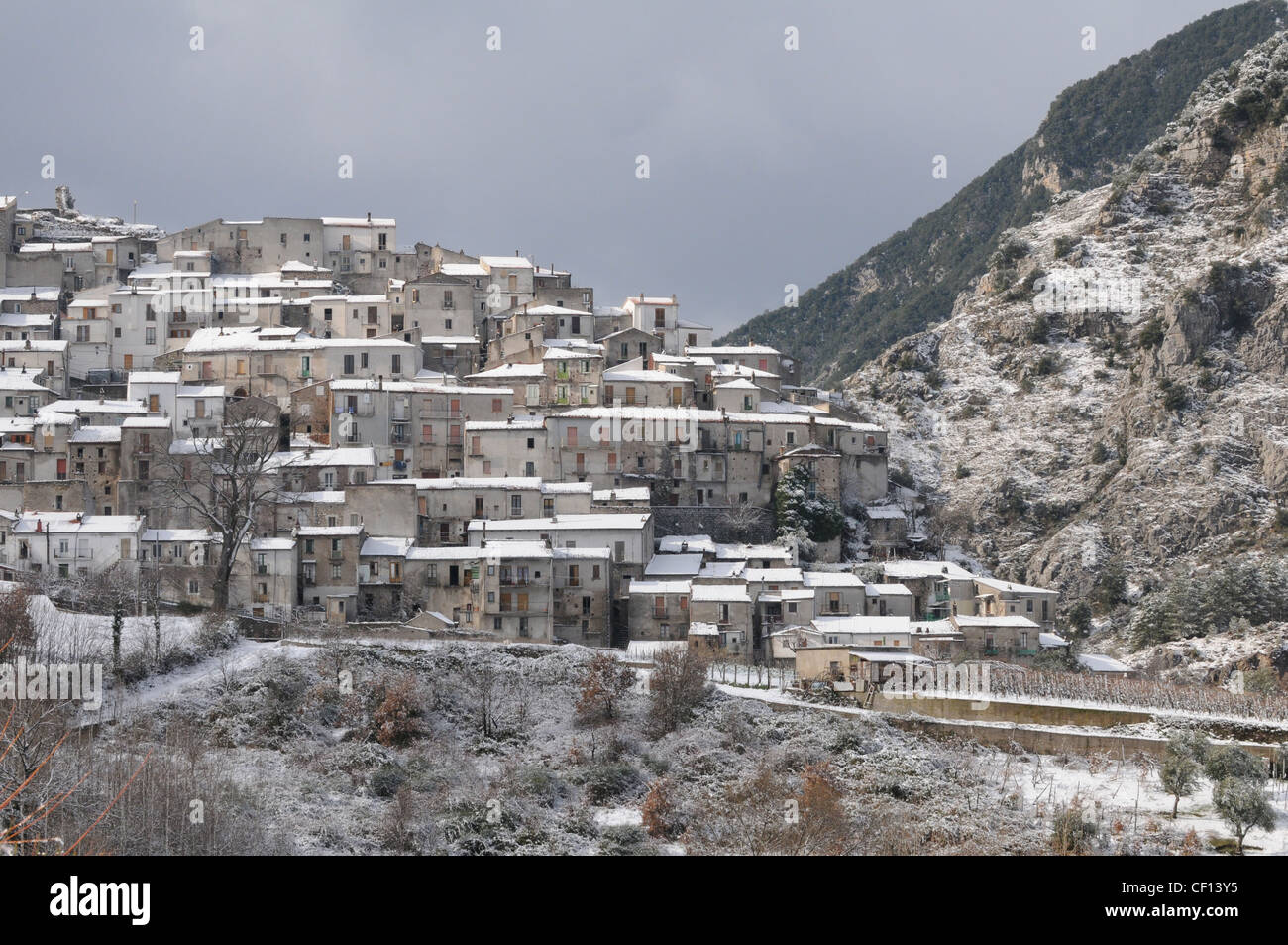 Vista sul case del piccolo paese di montagna di Castelsaraceno villaggio situato all'interno del Parco Nazionale di Basilicata in Italia Foto Stock