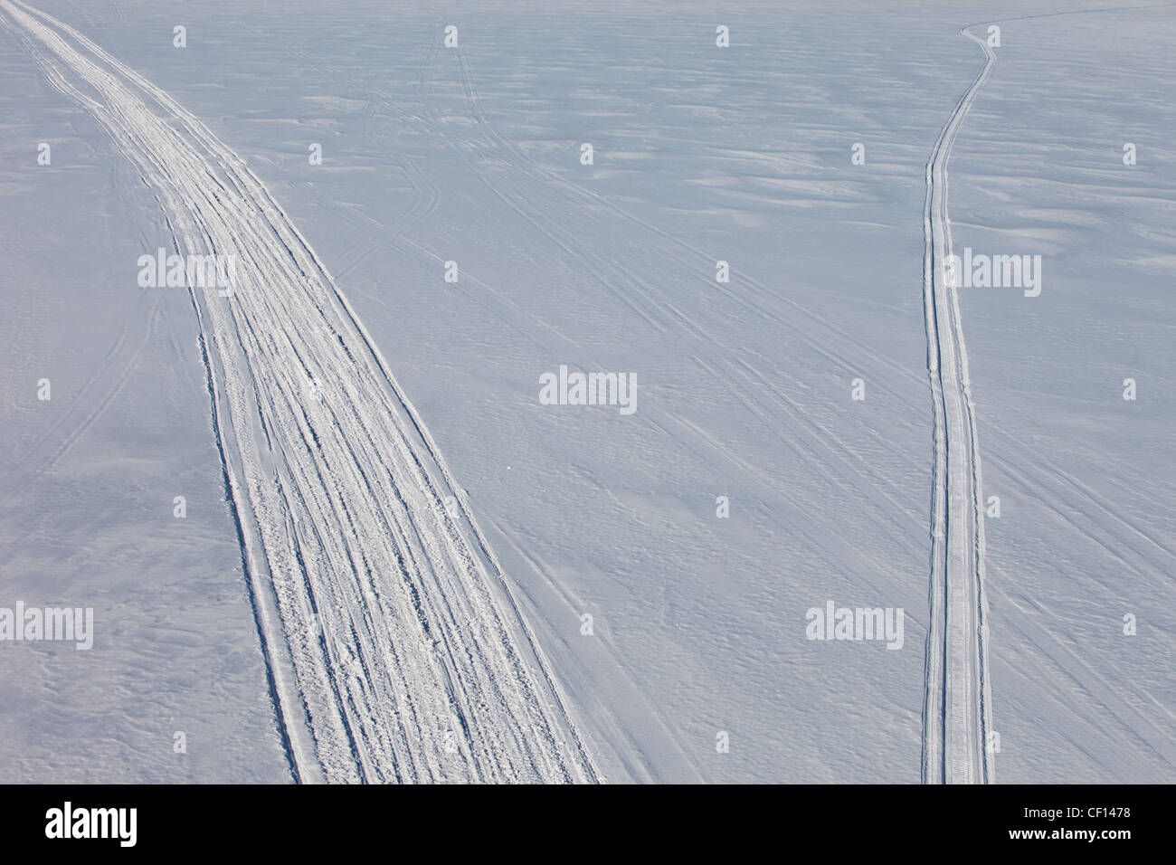 Piste per motoslitte sulla neve in inverno con partenza in diverse direzioni , si è andati a modo suo , Finlandia Foto Stock