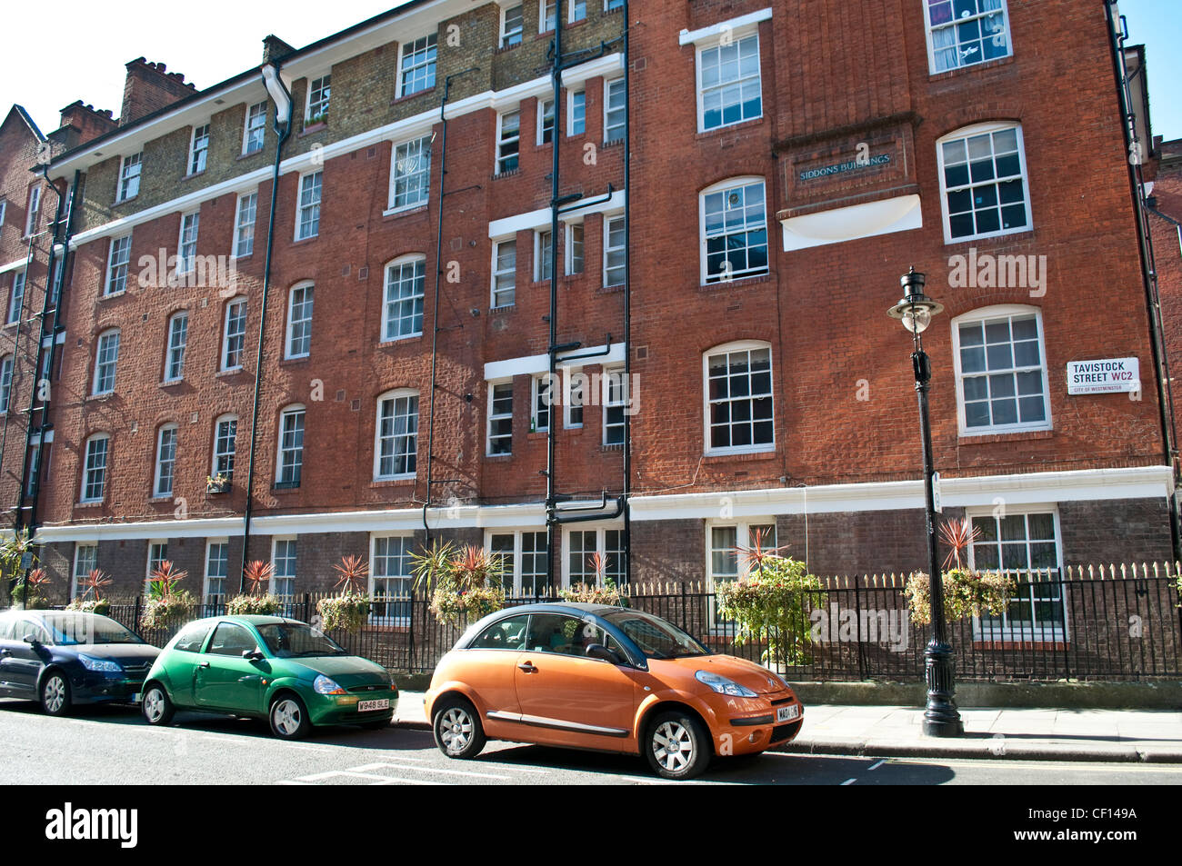 Arancione e verde auto, Tavistock Street, Covent Garden, WC2, London, Regno Unito Foto Stock