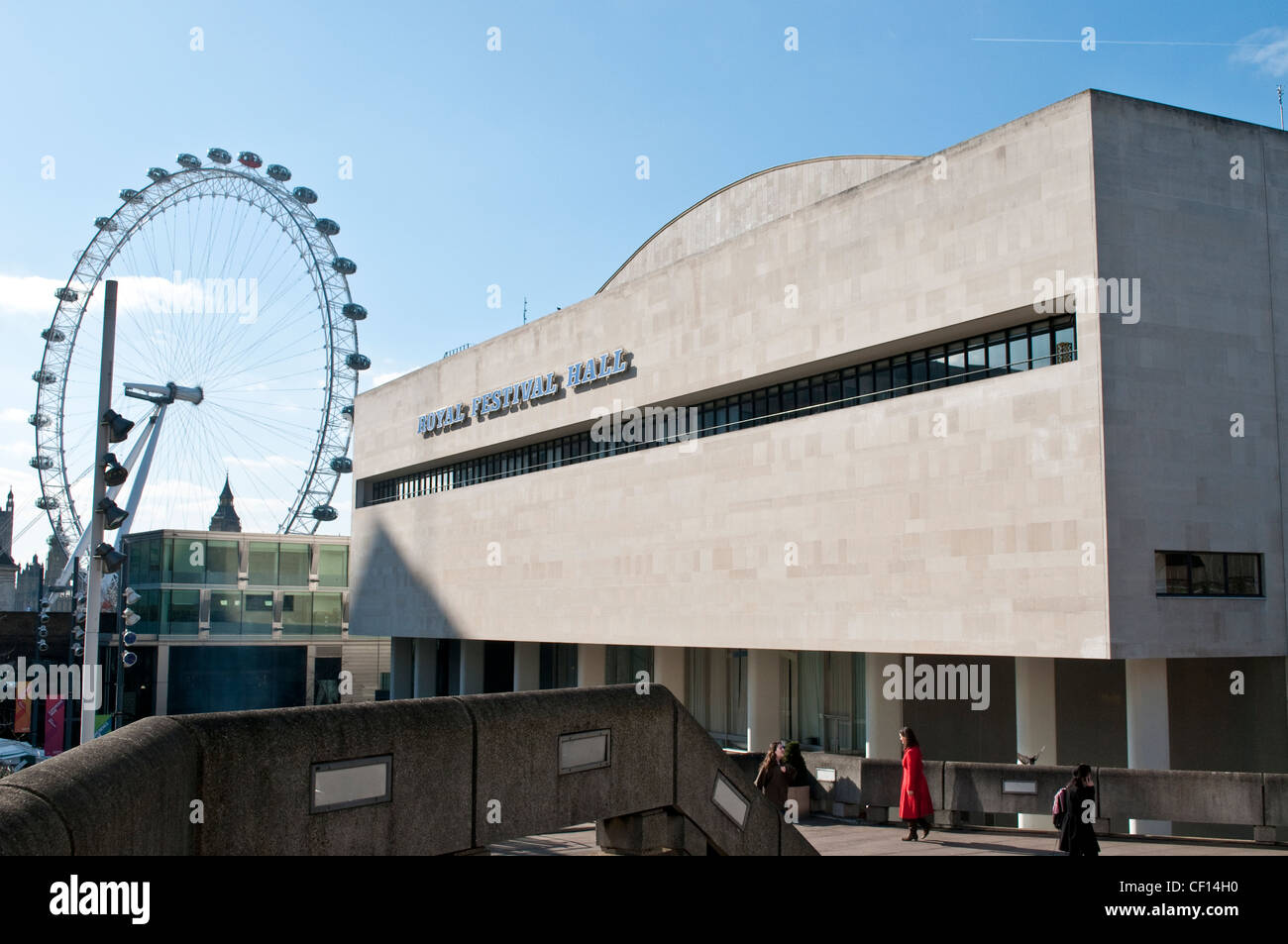 Il Royal Festival Hall e per il London Eye, South Bank di Londra, Regno Unito Foto Stock