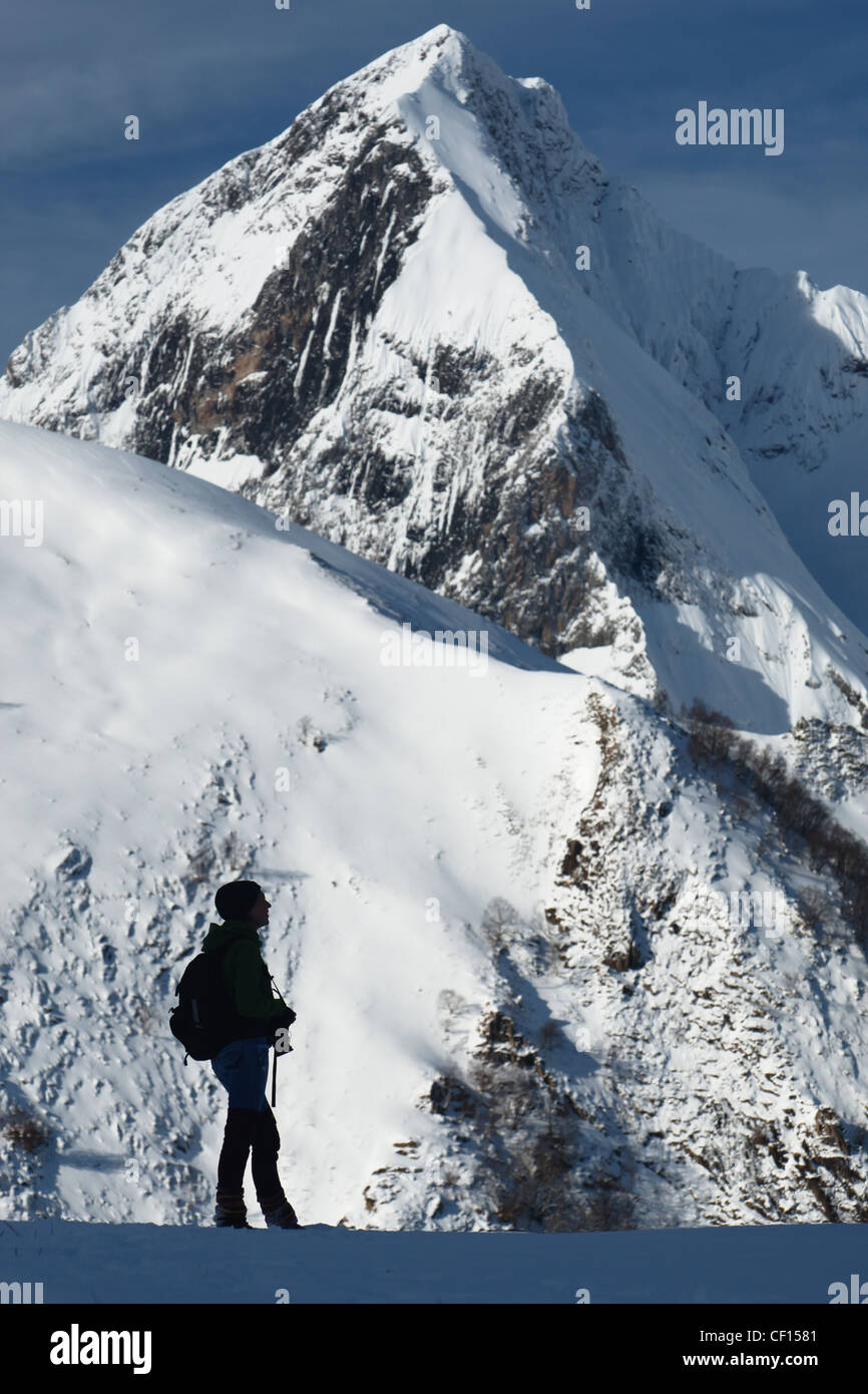 Mont Valier (2838m) visto dal di sotto del Col de Pausa, vicino Couflens, Ariège, Midi-Pirenei, Francia. Foto Stock