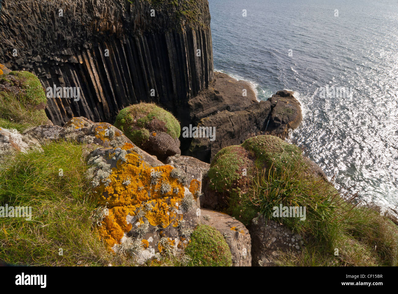 Il Colonnato o colonne di basalto accanto MacKinnon's cave sull'Isola di staffa Foto Stock