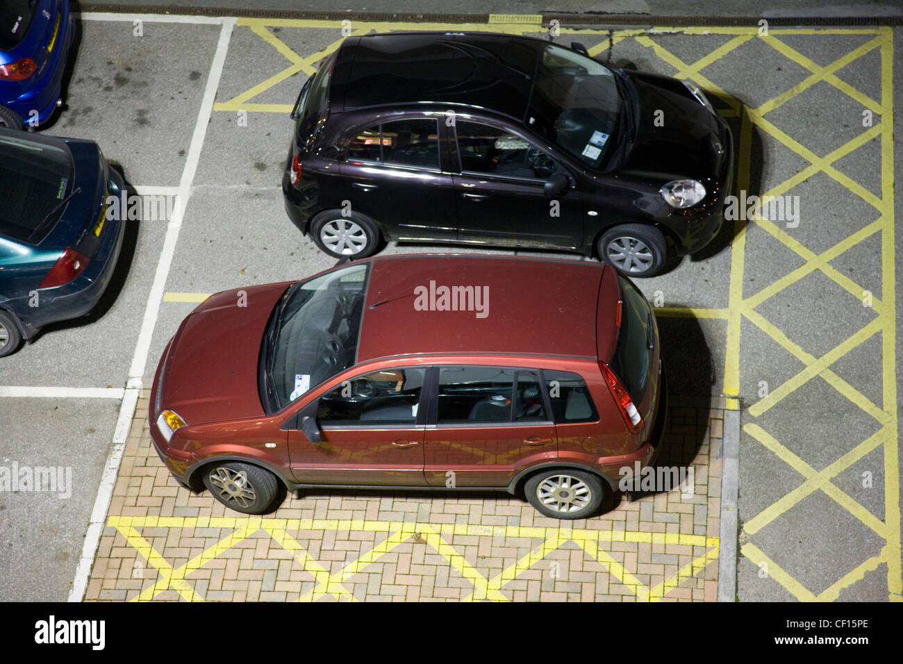 Automobili parcheggiate nel parcheggio disabili posti auto in un parcheggio auto Foto Stock