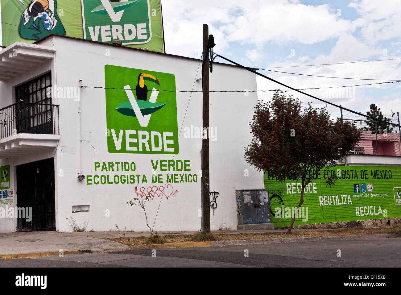 Dipinto a mano elezione pubblicità murale verde partito politico del Messico su peripherico boulevard ring road Oaxaca Messico Foto Stock
