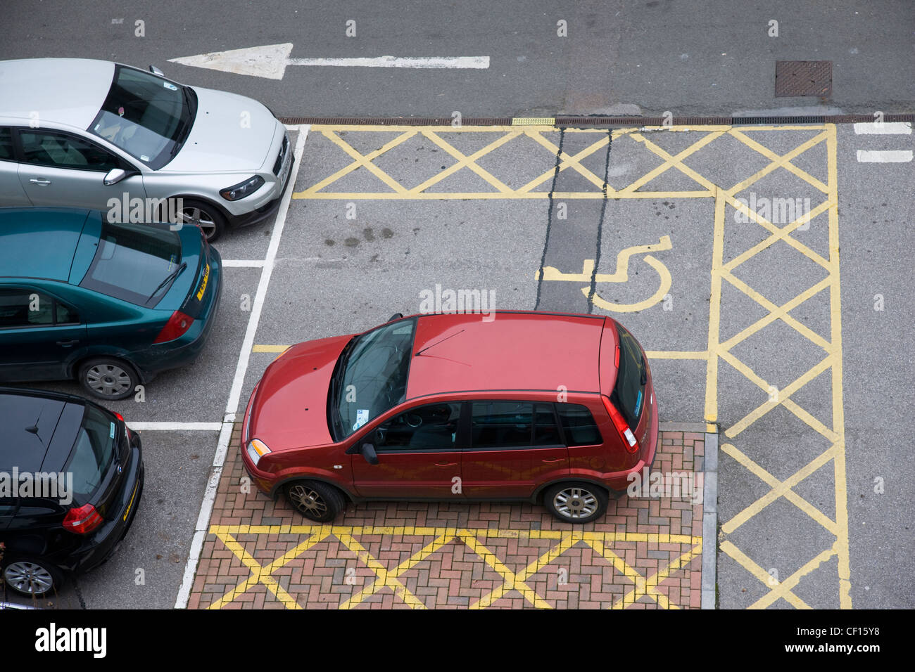 Automobili parcheggiate nel parcheggio disabili posti auto in un parcheggio auto Foto Stock