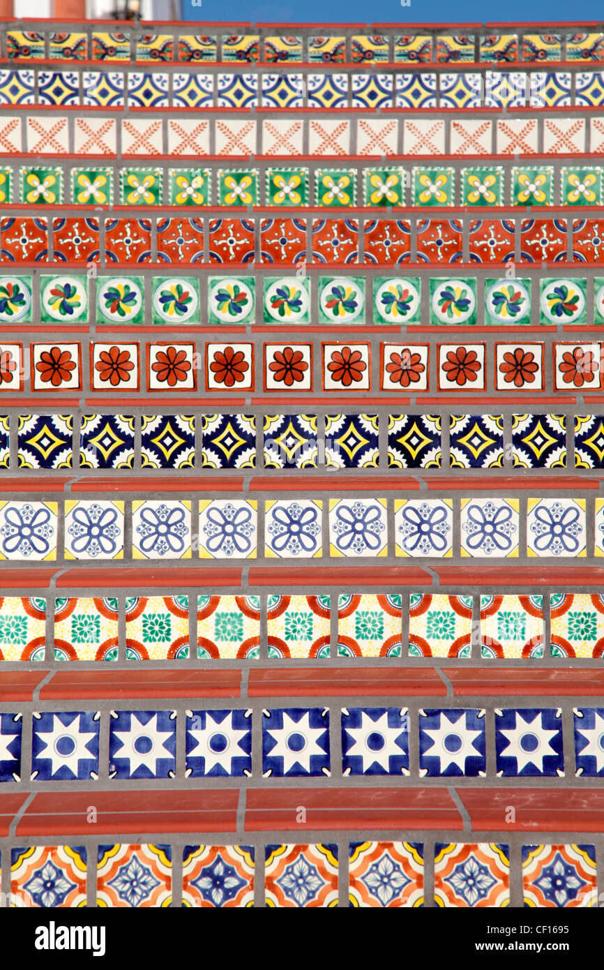 Decorato in stile spagnolo passi in piastrelle Foto Stock