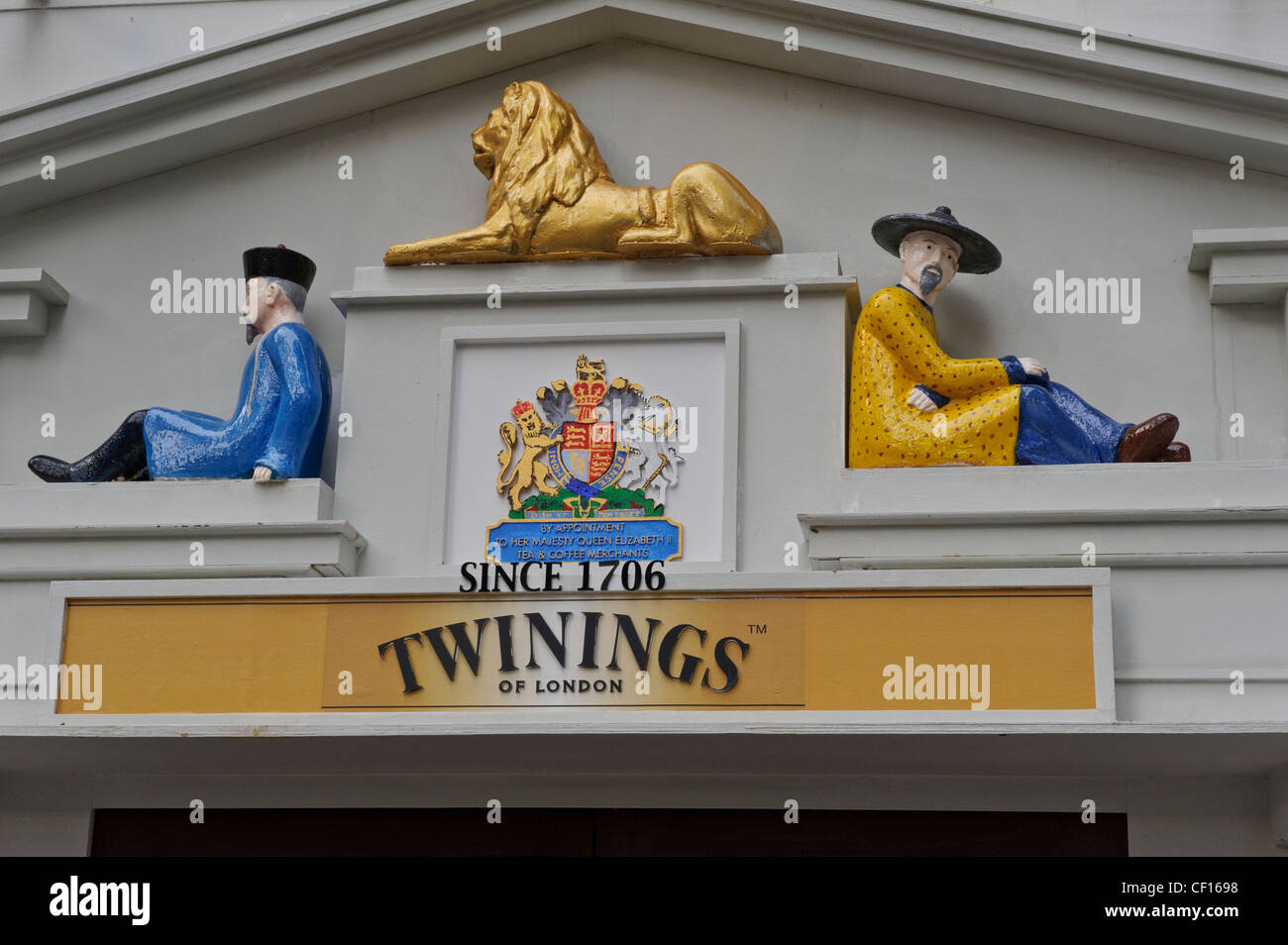 Piccole statue presso l'entrata di Twinings tea shop, Singapore. Foto Stock