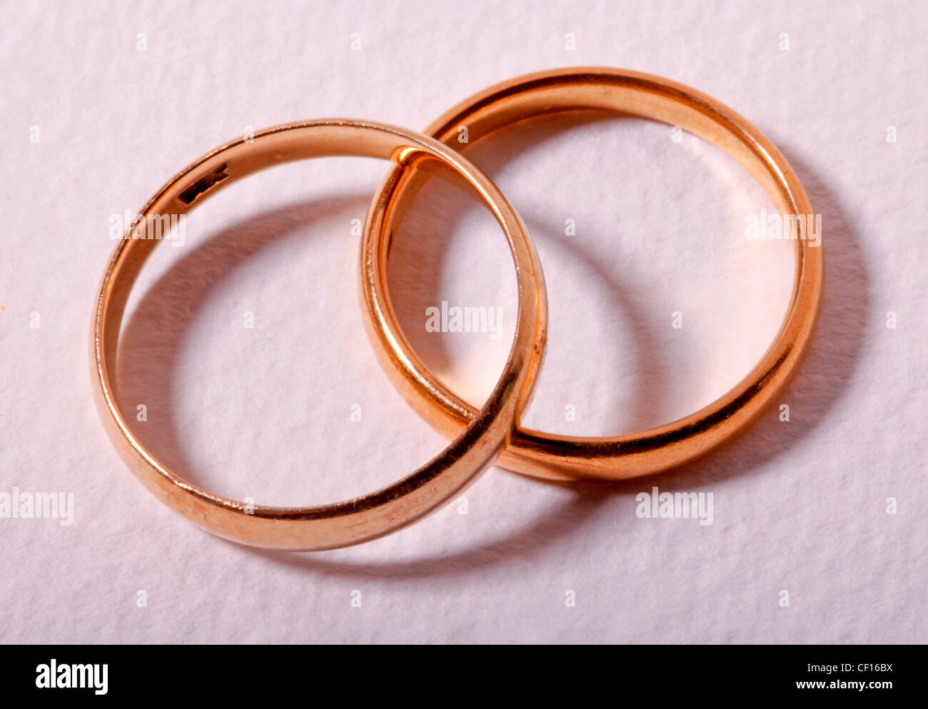 Oro anelli di nozze o bande Foto Stock