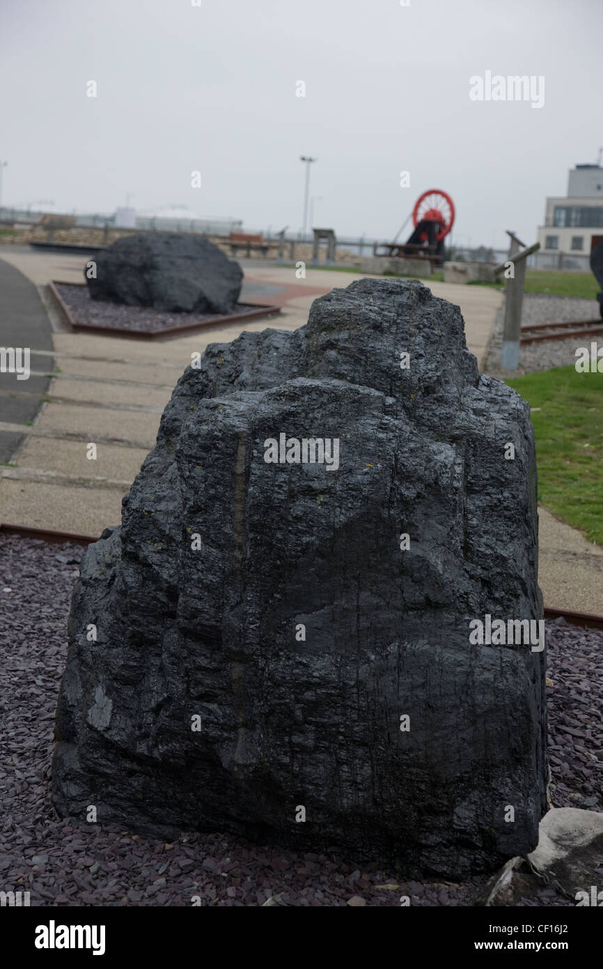 Grande grumo di minato Antracite Carbone sul display nella Baia di Cardiff, pit ruota di testa in background Foto Stock