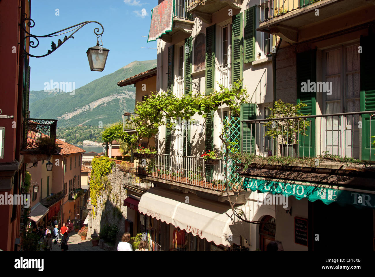Strada stretta nella città di Bellagio Lago di Como, Italia Foto Stock