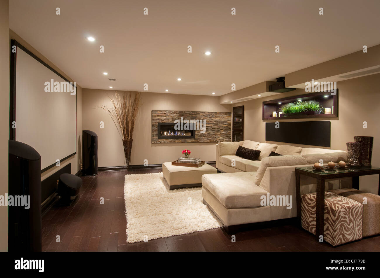 Scantinato di lusso casa residenziale con divano e grande schermo di proiezione home theatre. Foto Stock