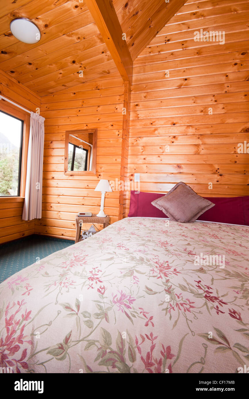 Dettaglio del mountain lodge in camera da letto. Fox Glacier Lodge, Fox Glacier, Costa Ovest, South Island, in Nuova Zelanda. Foto Stock
