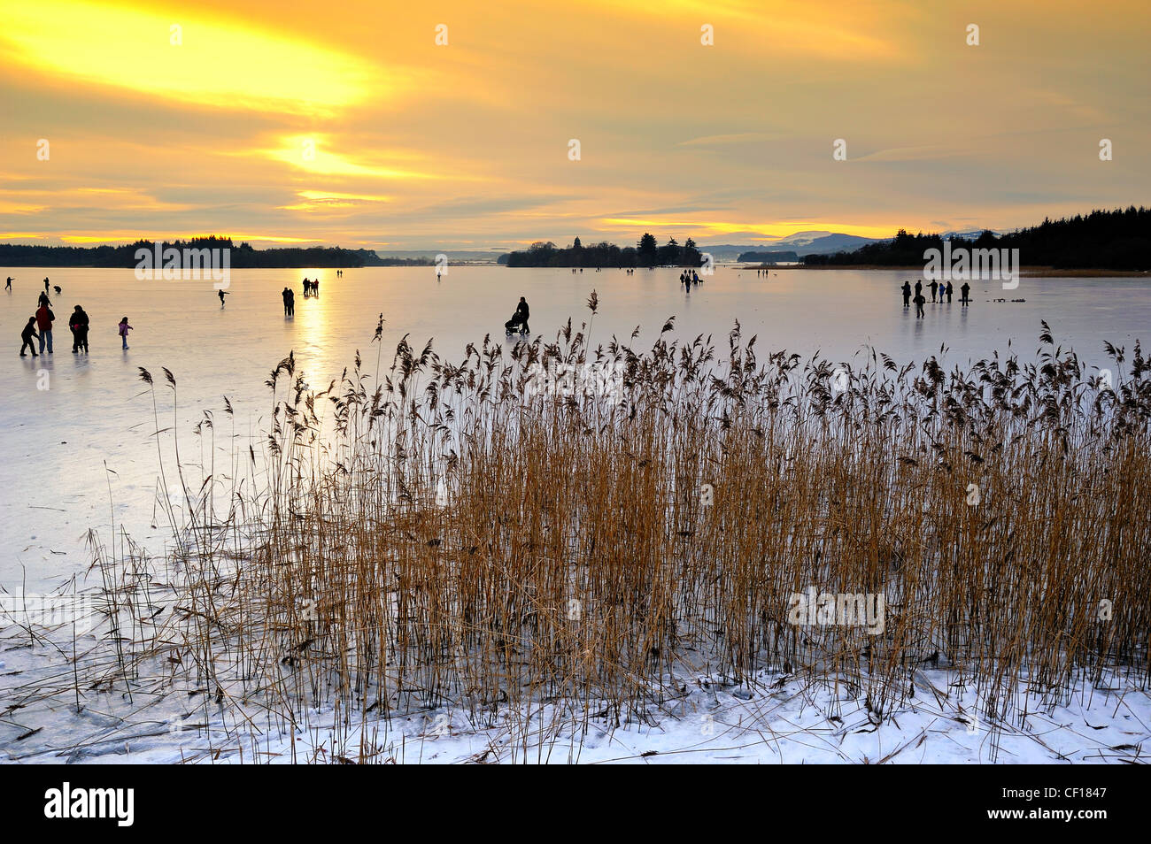 Lago di Menteith in inverno coperto di 6 pollici di ghiaccio con un informale Bonspiel luogo Foto Stock