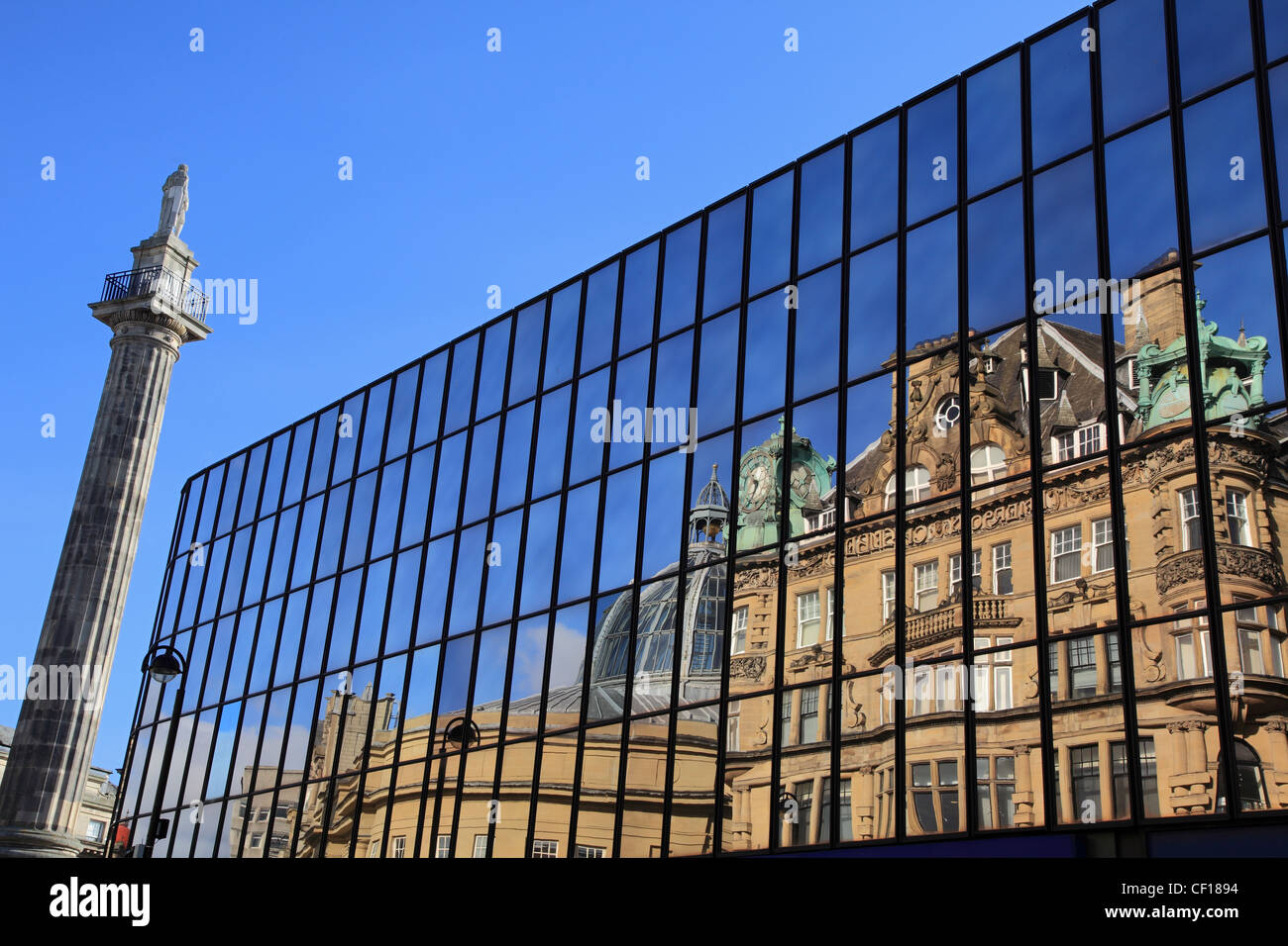 Grey's Monument e gli edifici riflettono in windows Blackett Street Newcastle Upon Tyne Regno Unito Inghilterra Foto Stock