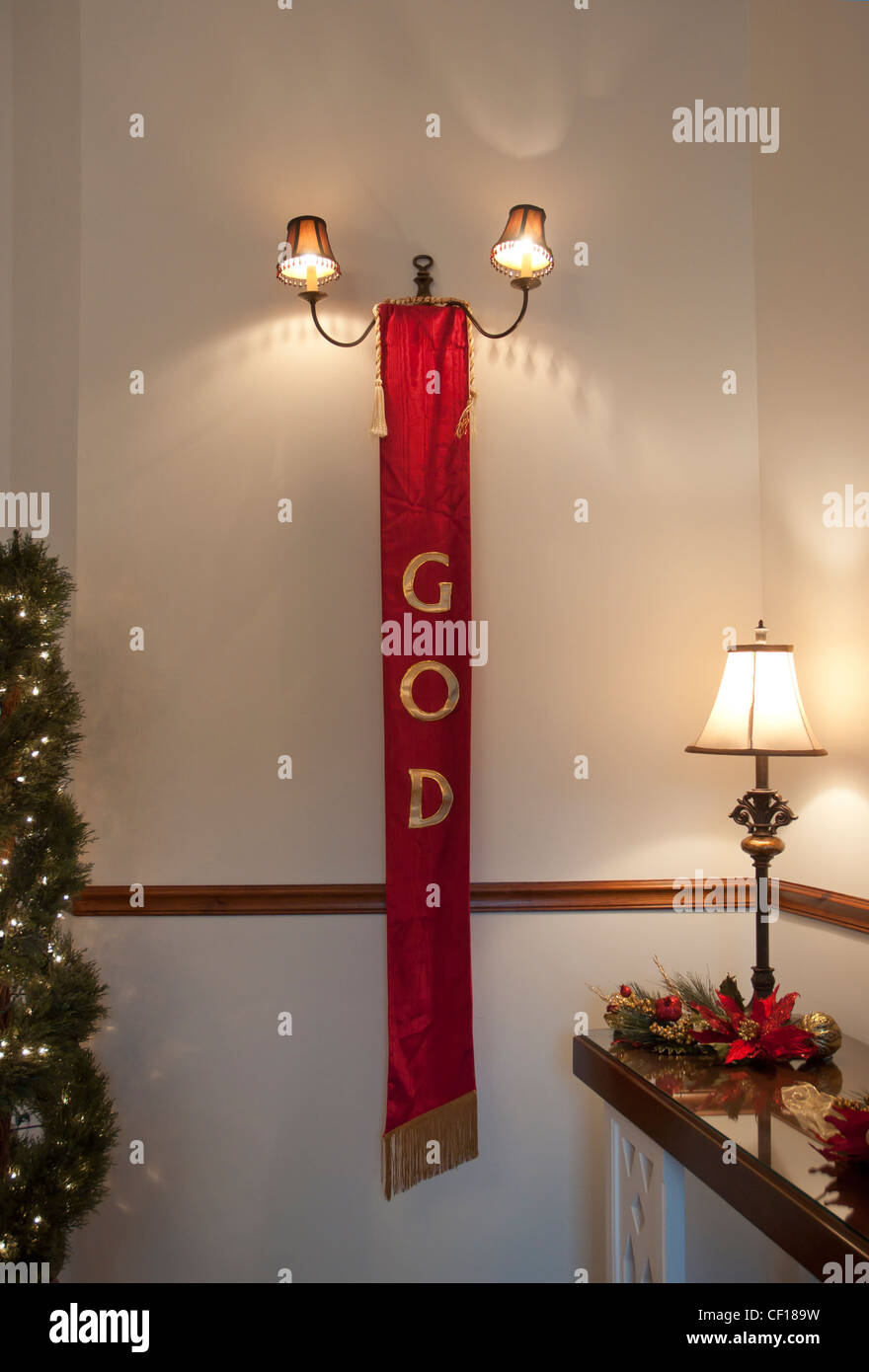 Dio banner appesi da parete nella chiesa battista a tempo di Natale Foto Stock