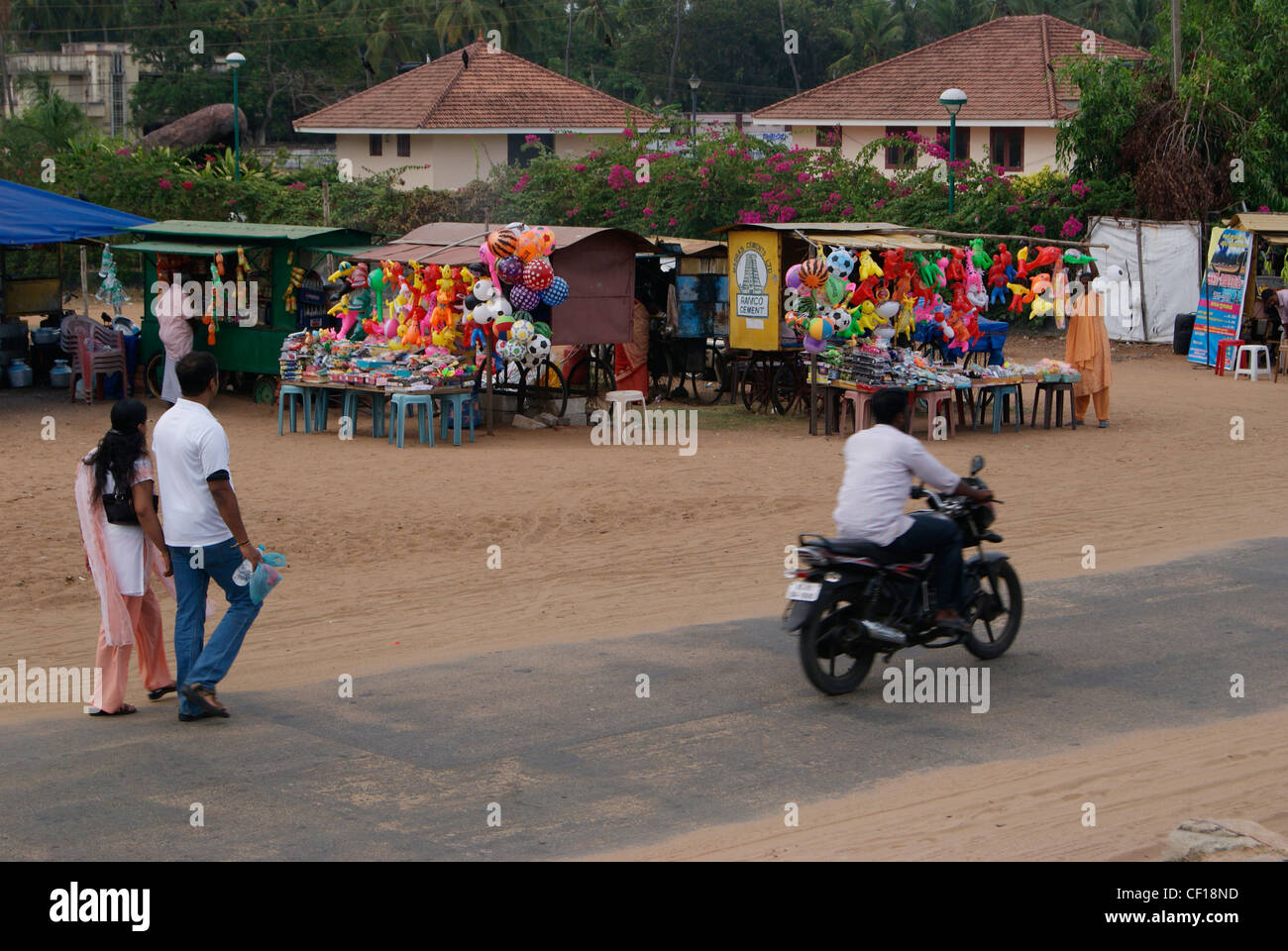 Shanghumugham Beach Park Road e vicino a piccoli negozi.Una serata scena da Shanghumugham spiaggia a Kerala, India Foto Stock