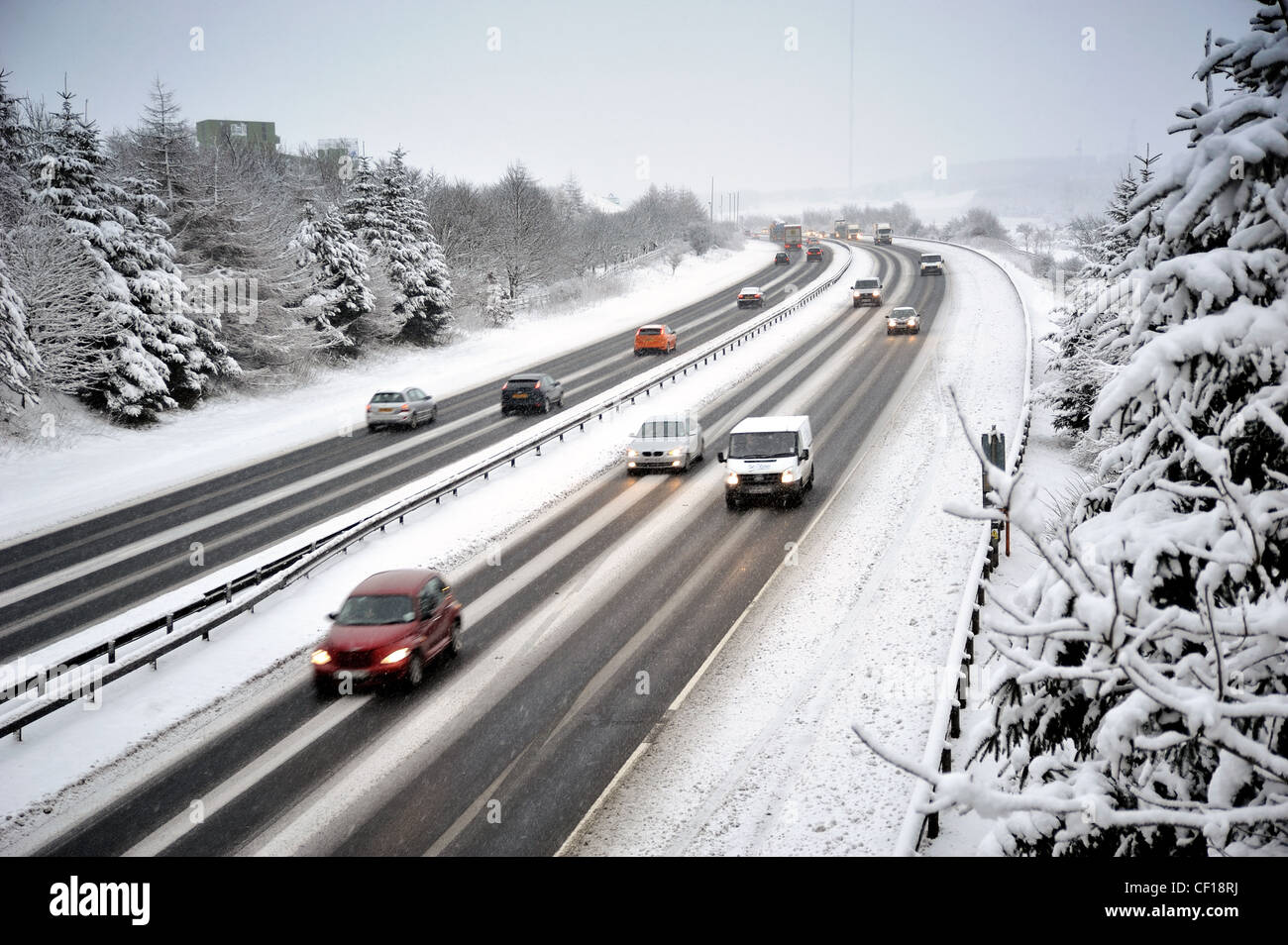 Veicoli sull'autostrada M8 in Scozia in inverno tra Edinburgo e Glasgow mostra pericolose condizioni di guida Foto Stock
