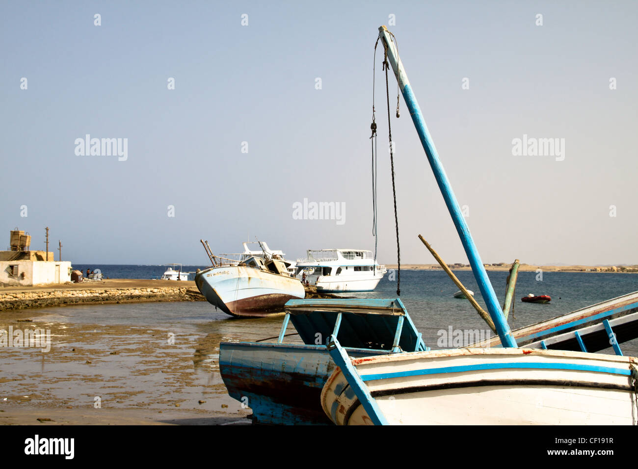 Le navi abbandonate adrifted presso il porto di El Quseir Foto Stock