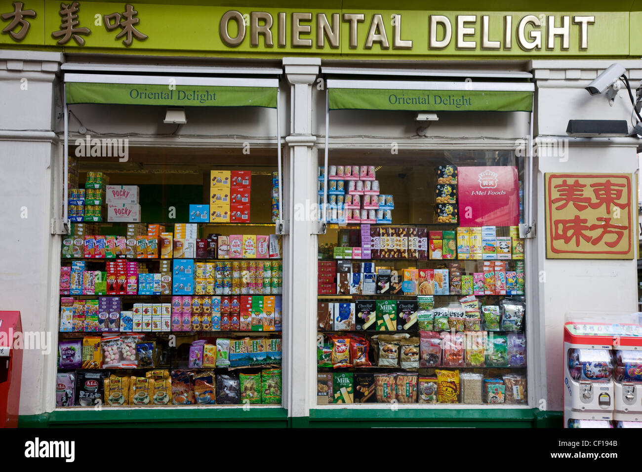 Finestra del negozio nella Chinatown di Londra, con una gamma di tè cinesi, erbe, cracker di riso e biscotti Foto Stock