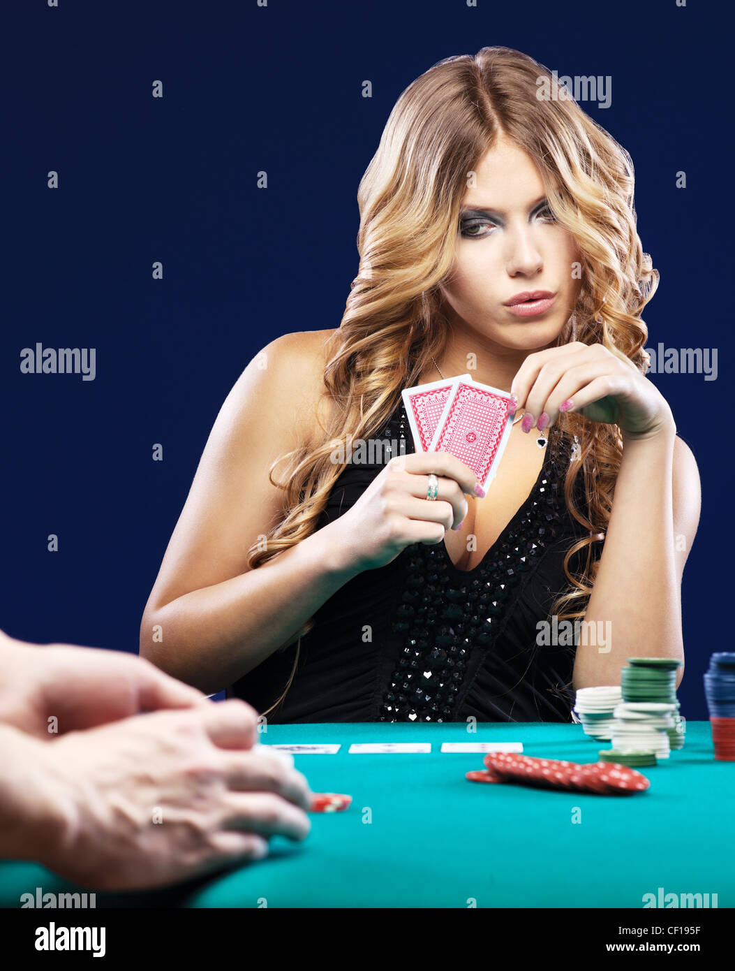 Donna dubbio in una scheda il gioco d'azzardo partita sul tavolo verde Foto Stock