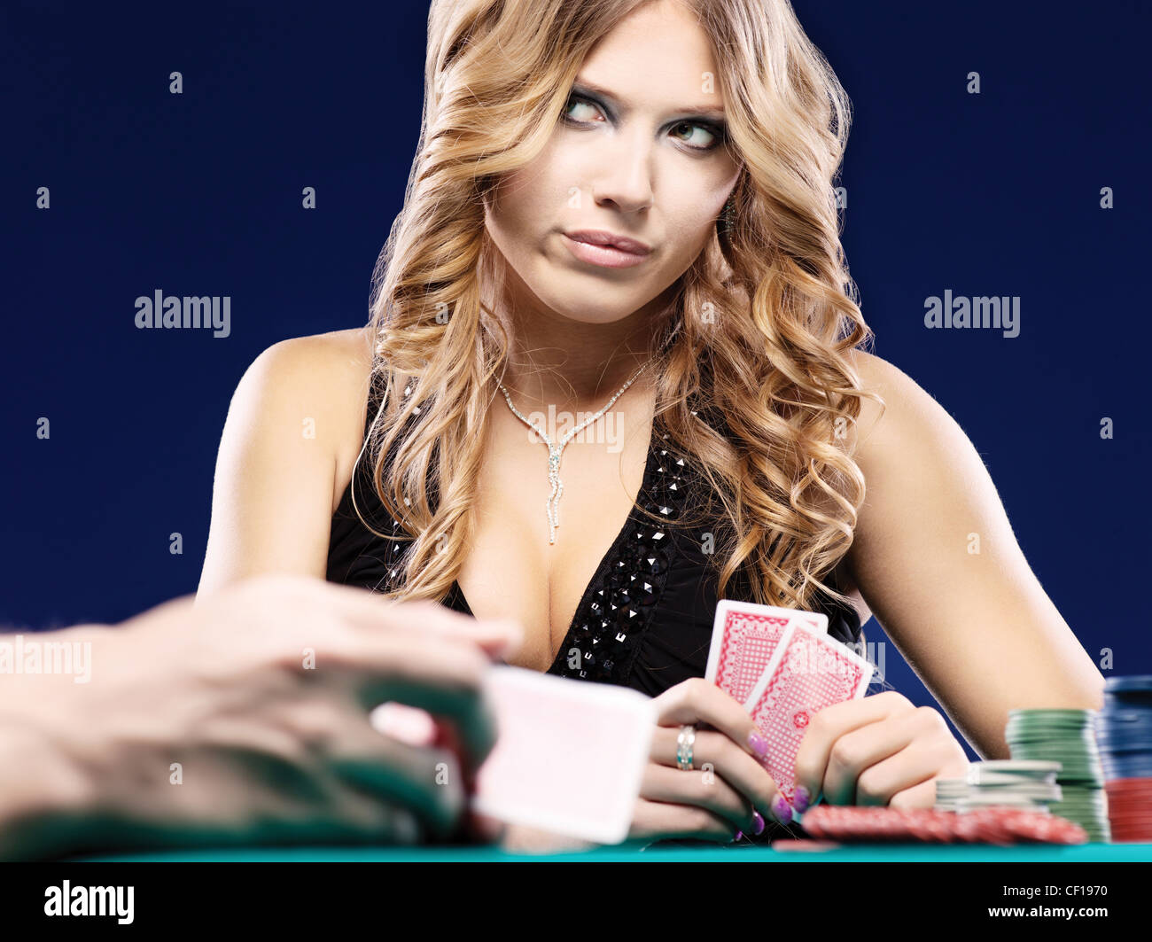Donna bionda dubbio in una scheda partita il gioco d'azzardo Foto Stock