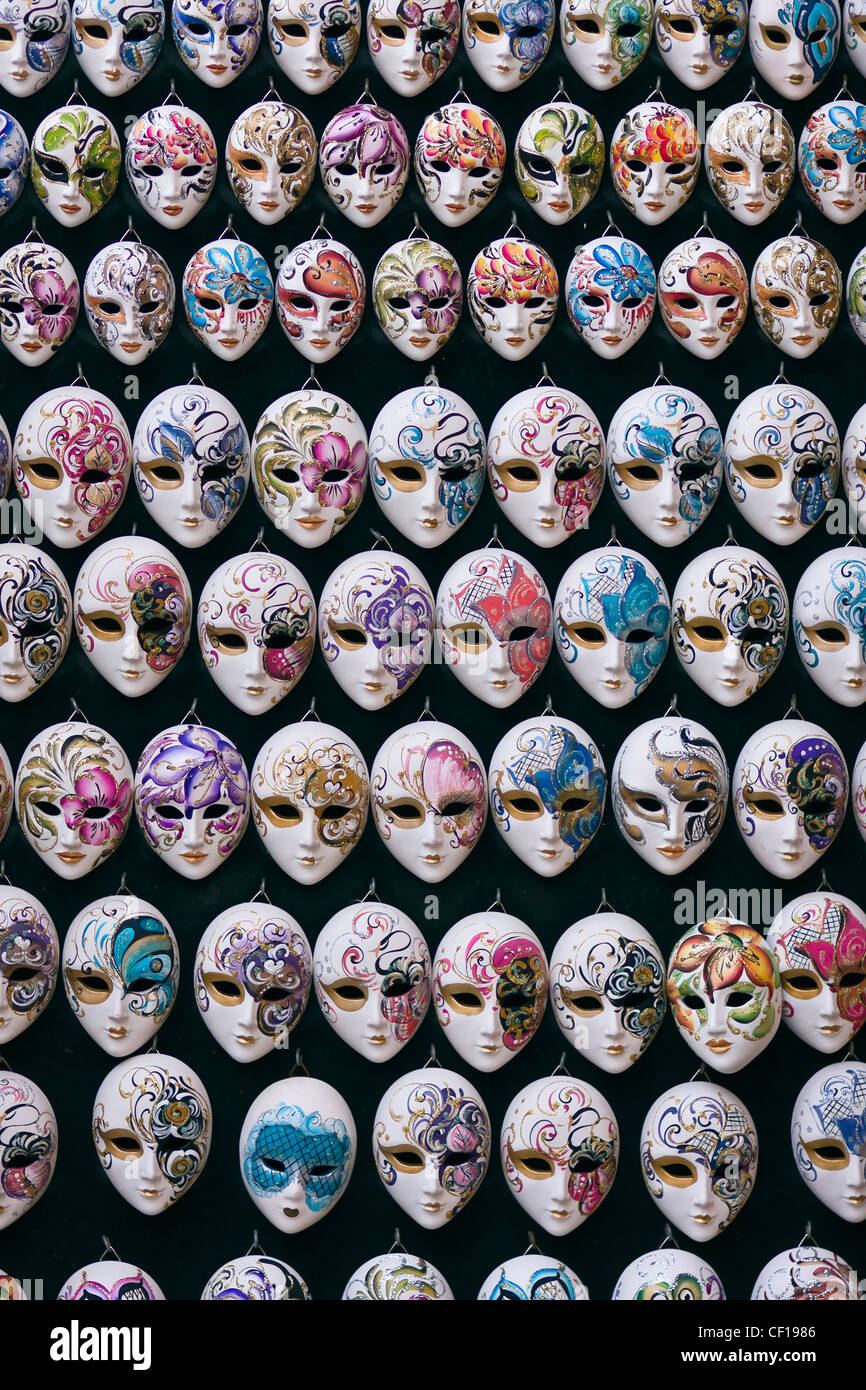 Decorativa veneziana in miniatura di maschere di carnevale - Venezia, Venezia, Italia e Europa Foto Stock