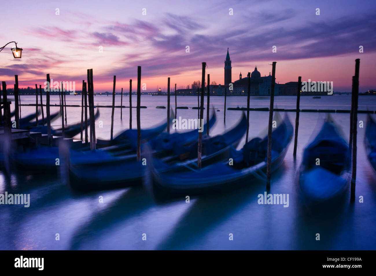 Gondole attraccate da piazza San Marco all'alba con San Giorgio di maggiore chiesa al di là - Venezia, Venezia, Italia e Europa Foto Stock