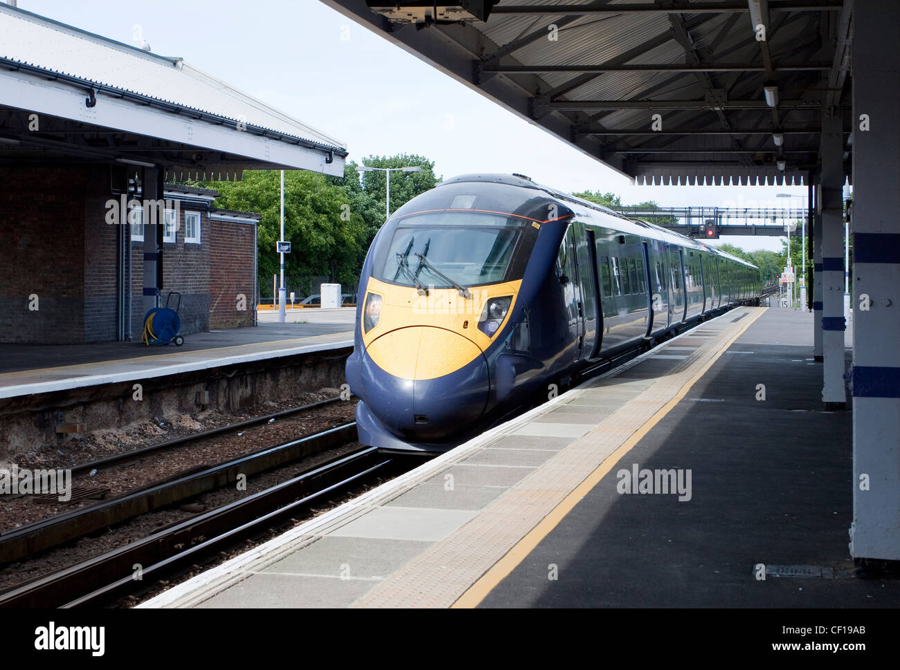 Giavellotto treno Southeastern Treni Alta Velocità 1 HS1 140 mph realizzato da Hitachi Classe 395 Stazione Broadstairs Kent REGNO UNITO Foto Stock