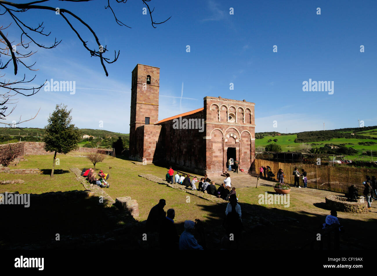 Le persone al di fuori della chiesa attendere l'inizio di "Lunissanti" la settimana santa celebrazione, Castelsardo, Italia Foto Stock