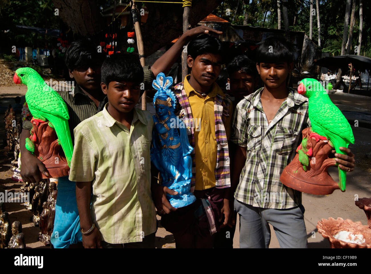 Rajasthan artista artigianale ragazzi con i loro pappagalli artigianato per le vendite in Kerala, India Foto Stock