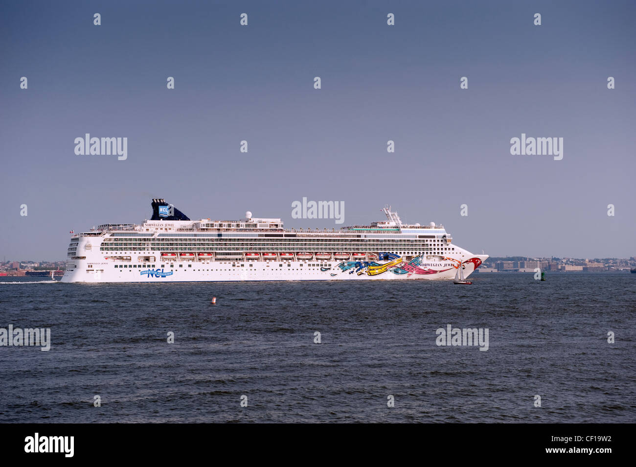 Norwegian Jewel, una grande nave da crociera lasciando New York sul fiume Hudson. Foto Stock