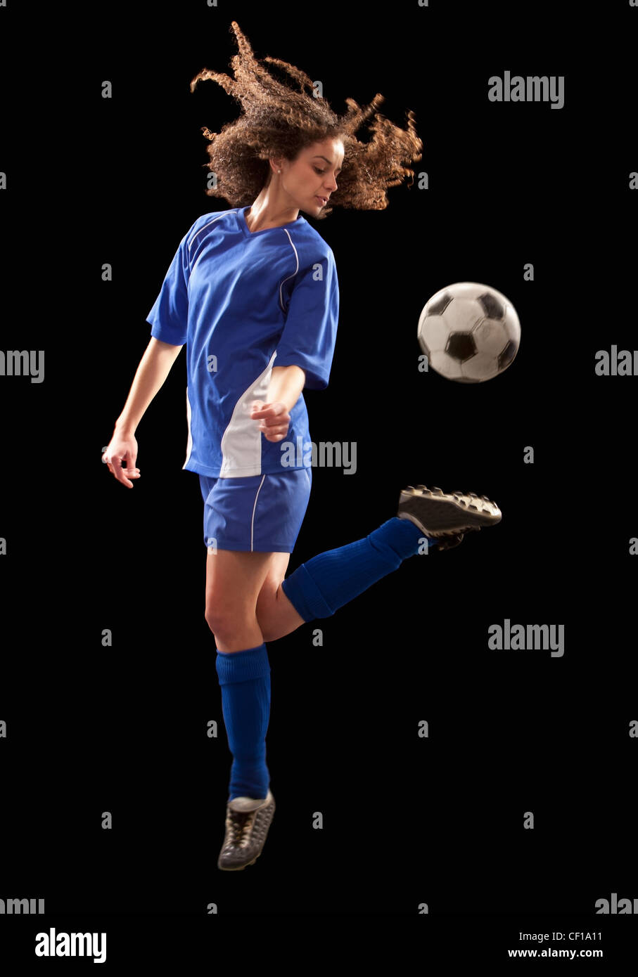 Caucasian giocatore di calcio calci palla Foto Stock