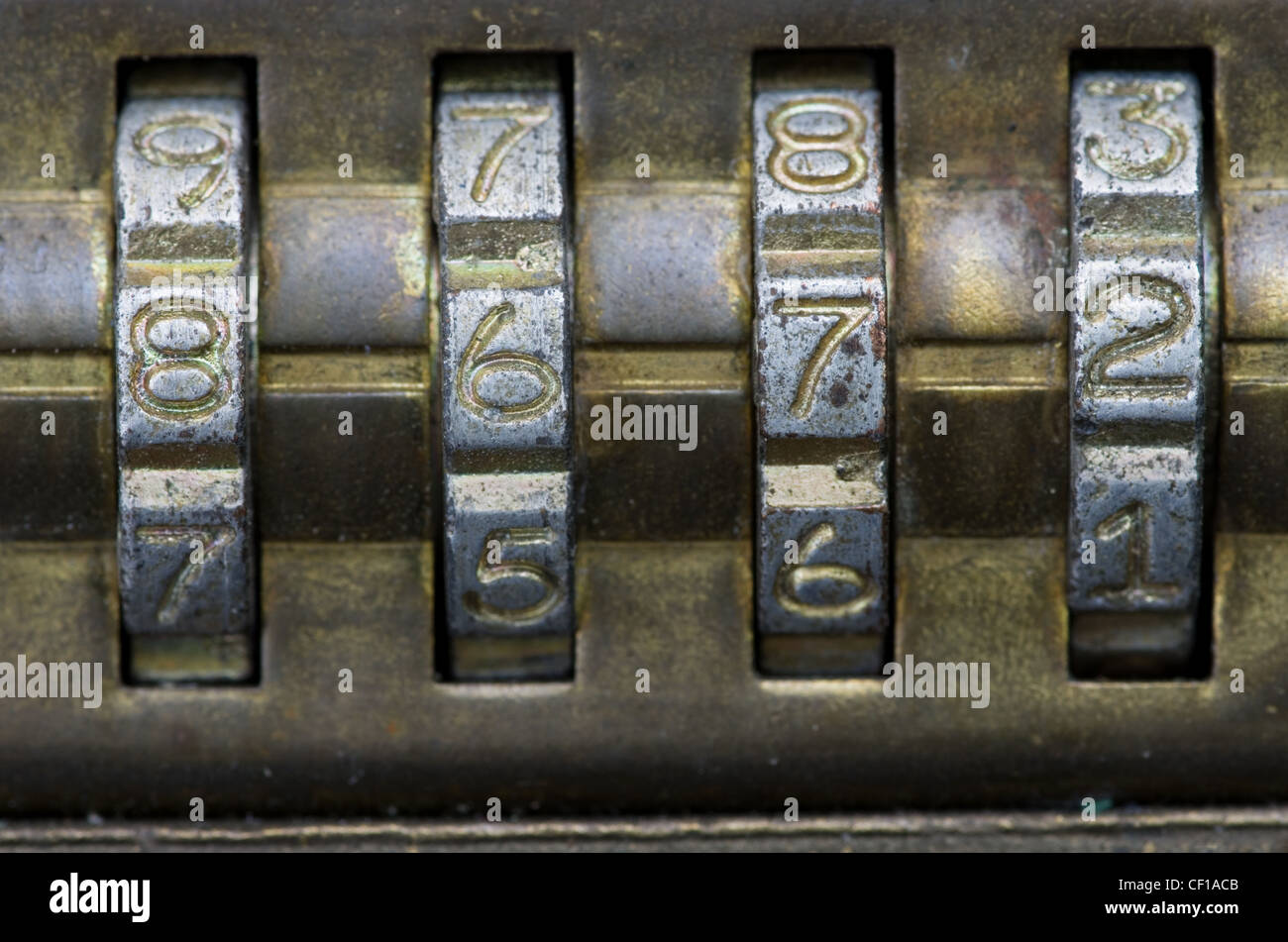 Immagine macro di ottone serratura a combinazione con il numero impostato su 8672 Foto Stock
