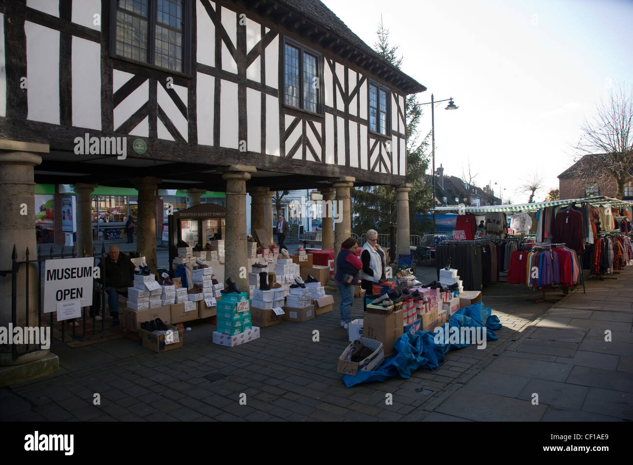 Le bancarelle del mercato e alla calzatura venditore sotto il stile tudor town hall in Royal Wootton Bassett Foto Stock