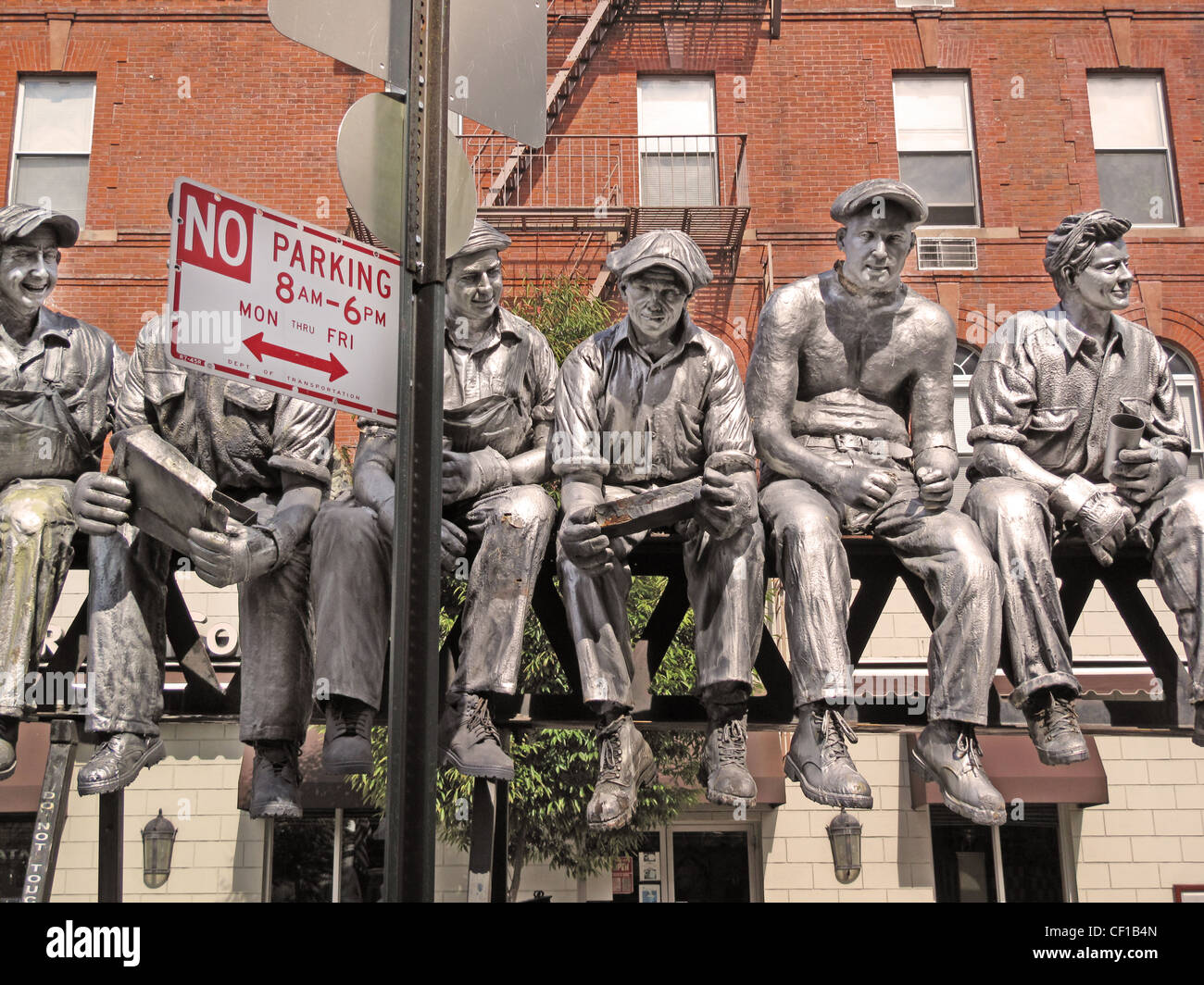 Scena all'ora di pranzo in strada su una scultura Skyscraper di Sergio Furnari a Manhattan NYC Foto Stock