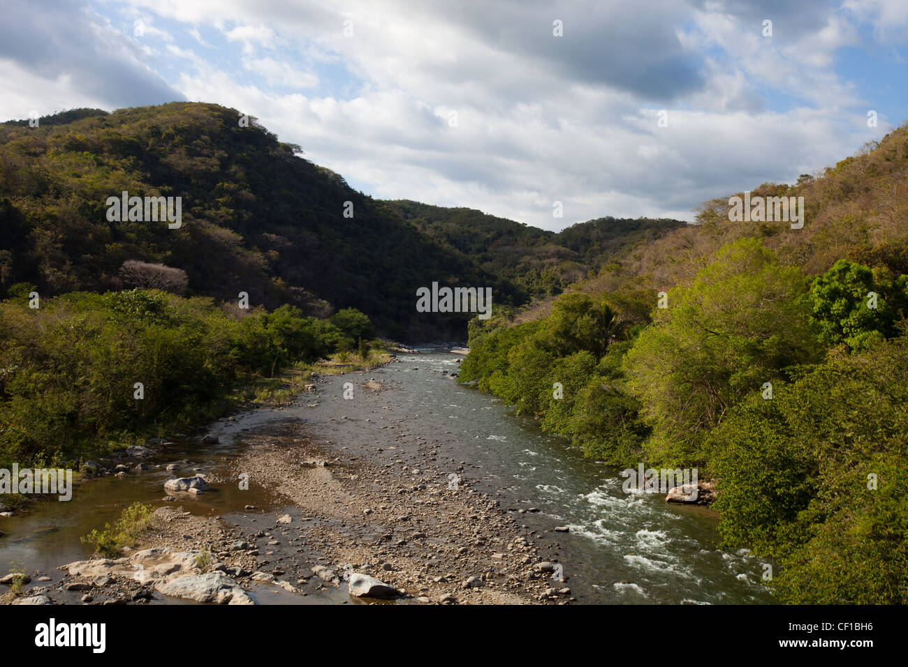 Il Copalita fiume scorre attraverso la Sierra Madre mountains nella regione Hualtuco del Messico è stato di Oaxaca. Foto Stock