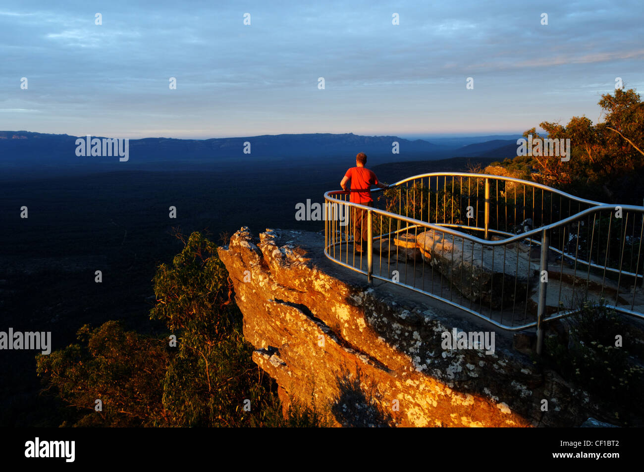 Un uomo di ammirare l'alba in vista del Grampians, Victoria, Australia Foto Stock